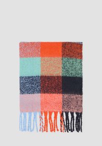 Wollen deken met een veelkleurig ruitpatroon in oranje, groen, blauw en zwart, met franjes aan de randen voor extra textuur.