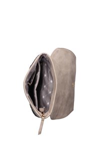 Pochette en faux cuir beige avec une texture douce, offrant un intérieur spacieux, deux compartiments et une doublure en tissu à motifs.