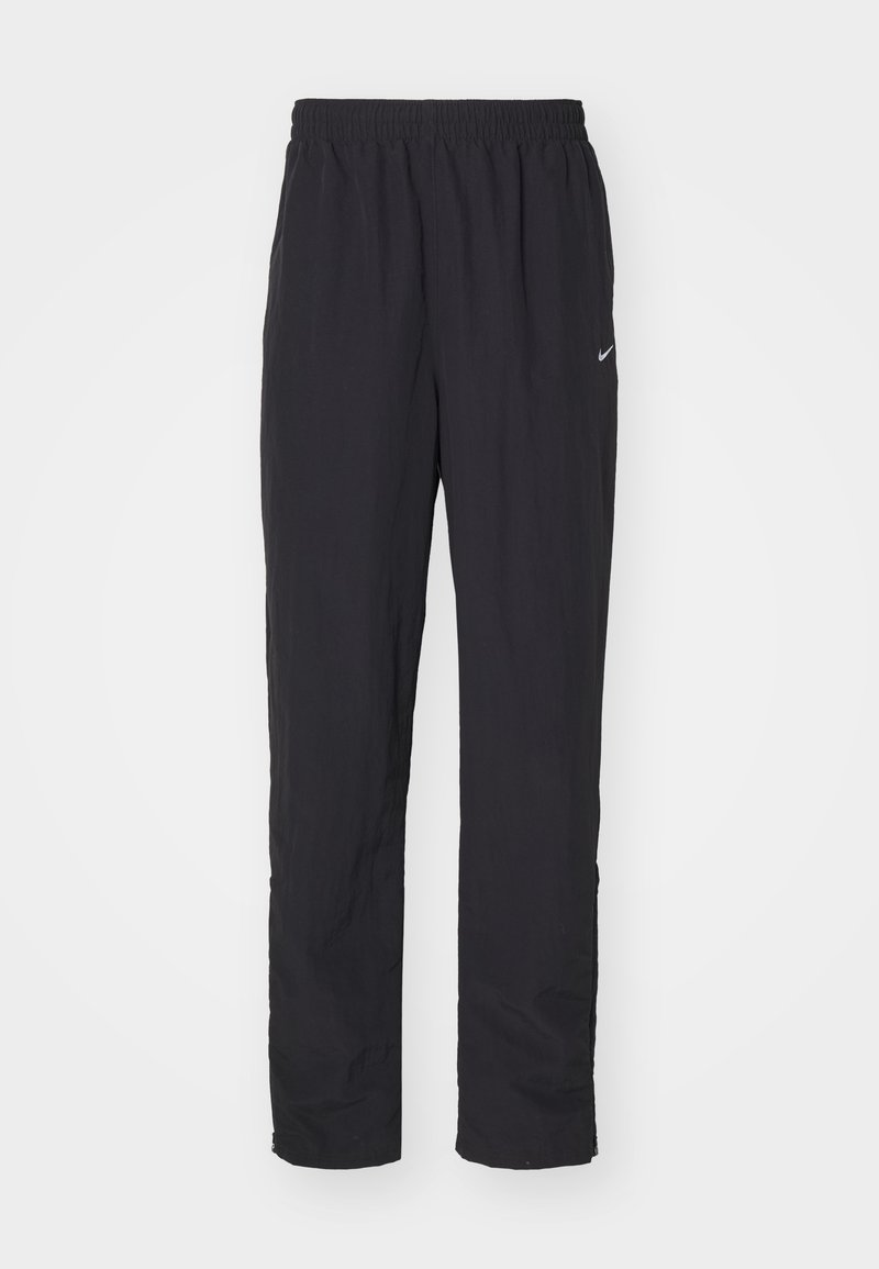 Schwarze Sporthose mit elastischem Bund, hergestellt aus leichtem Material, mit einem kleinen weißen Logo auf dem linken Oberschenkel.