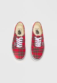 Rood geruite canvas sneakers met witte veters en rubberen zolen. Heeft een klassiek low-top ontwerp en een logo op de binnenzool.