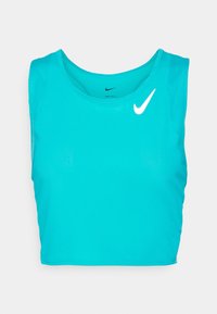 Top corto Nike turchese in tessuto traspirante, con scollatura rotonda e piccolo logo bianco sulla parte superiore sinistra del petto.