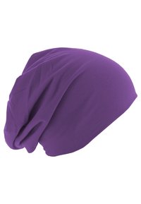 Lila, laza beanie sapka, puha, rugalmas anyagból, látható hajtásokkal és ráncokkal, fehér háttér előtt elszigetelve.