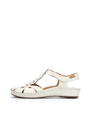 Sandale en cuir blanc avec un design découpé, une bride de cheville et une couture le long du bord. La semelle plate offre un profil décontracté.