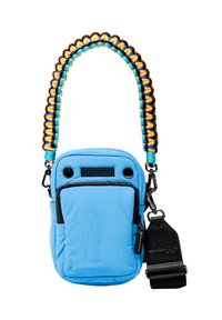 Sac bandoulière compact bleu avec une surface texturée, des accents noirs et une sangle multicolore tressée. Il dispose d'une poche à glissière à l'avant et de matériel de fixation.