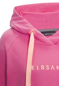 Felpa rosa con scollo a coste, dotata di coulisse di un rosa chiaro. Sul fronte è presente il nome del marchio "ELBSAND" in caratteri chiari.