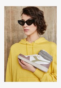 Selecionado, white/antler/flint gray