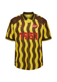 Żółto-brązowa w paski koszulka polo z prążkowanym kołnierzykiem, z wyraźnym czerwonym napisem "1951" oraz logo Cocio na lewej piersi.