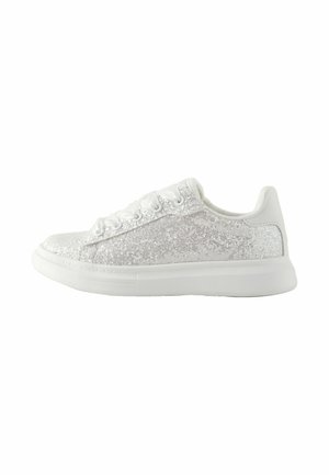 Sneaker bianca con tomaia glitterata, caratterizzata da una suola bianca liscia, punta arrotondata e lacci. La texture è luccicante; il design è classico e a profilo basso.