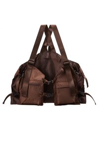 Brun nylon ryggsäck med dubbla axelremmar, utrustad med flera externa fickor och stängningsdetaljer. Slät textur, praktisk design.