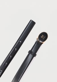 Ceinture en cuir noir à texture lisse, dotée de rivets argentés et d'une boucle ovale avec accent doré portant un logo. Design simple et élégant.