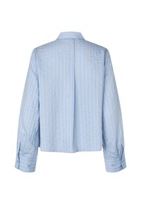 Chemise bleu clair à manches longues avec des fines rayures verticales blanches et jaunes, poignets boutonnés et un pli dans le dos.