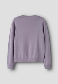 Lys lilla langermet strikket genser med ribbestrikkede mansjetter og kant, vist bakfra på en grå bakgrunn.