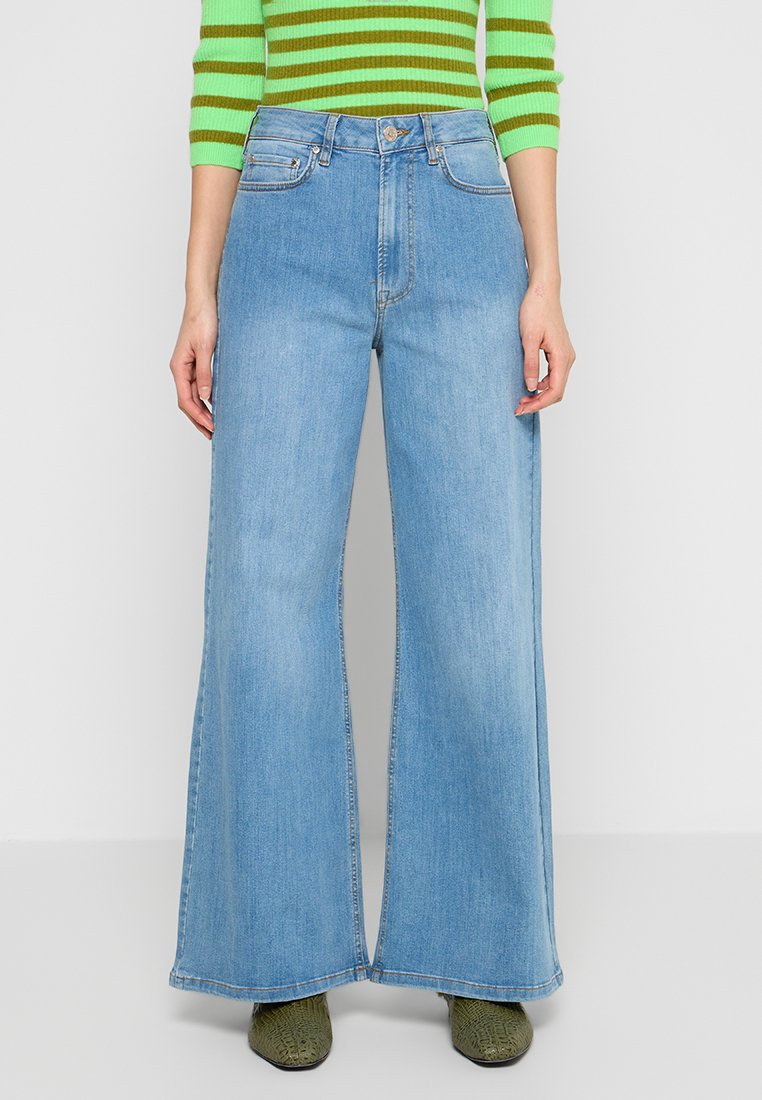 Tomorrow Flared Jeans lichtblauw Tomorrow Flared Jeans lichtblauw