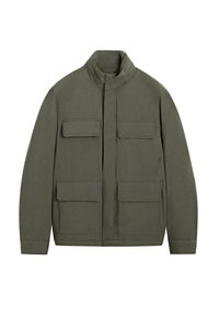 Giacca leggera verde oliva con collo alto, cerniera frontale e quattro tasche a toppa. Realizzata in tessuto liscio, caratterizzata da un design minimalista.