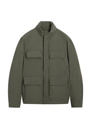 Veste légère vert olive avec un col montant, une fermeture éclair frontale et quatre poches plaquées. Fabriquée en tissu lisse, présentant un design minimaliste.
