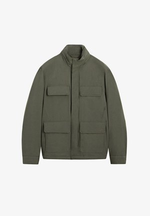 Veste légère vert olive avec un col montant, une fermeture éclair frontale et quatre poches plaquées. Fabriquée en tissu lisse, présentant un design minimaliste.