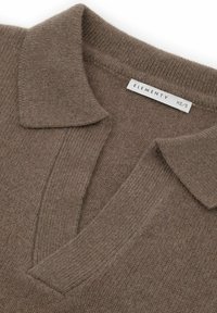 Brązowy dziergany sweter z kołnierzykiem, o prążkowanej fakturze i metką z napisem "ELEMENTY XS/S".