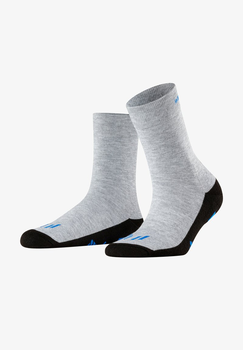 Graue Socken mit einer schwarzen Zehen- und Fersenpartie, die blaue Akzentlinien nahe der Zehe aufweisen. Hergestellt aus einem weichen Strickstoff mit gerippten Bündchen.
