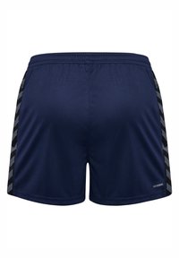 Marineblaue Sportschorts mit einem reflektierenden schwarzen geometrischen Seitenstreifen und elastischem Bund. Glattes Polyestergewebe mit modernem Schnitt.