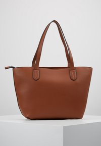 Hnědá taška z umělé kůže se strukturovaným tvarem, dvojitými uchy, elegantními černými akcenty a hladkým povrchem. Zipové zapínání nahoře.