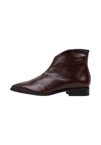 Botte de cheville en cuir marron avec un bout pointu, design élégant, talon bas et bloc, et texture lisse.