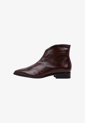Botte de cheville en cuir marron avec un bout pointu, design élégant, talon bas et bloc, et texture lisse.