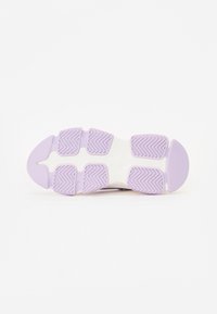 Semelle de basket avec une semelle intermédiaire blanche et un motif de traction en caoutchouc violet, présentant un design en chevron unique et une pointe arrondie pour la stabilité.