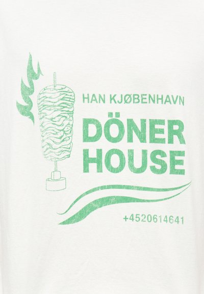 Πράσινο γραφικό κατακόρυφου σουβλακιού ντονέρ με φλόγες, κείμενο "HAN KJØBENHAVN DÖNER HOUSE" και αριθμό τηλεφώνου σε λευκό φόντο.