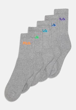 Penki pilkų kojinių poros, kiekviena su raštuotais užrašais. Išorinėse pusėse yra išsiuvinėti logotipai oranžinės, žalios, mėlynos ir violetinės spalvų.