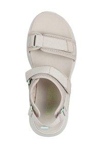 Jasno beżowe sandały z dwiema regulowanymi paskami, wykonane z miękkiego materiału, z konturowaną wkładką z pianki do jogi i teksturowaną podeszwą.