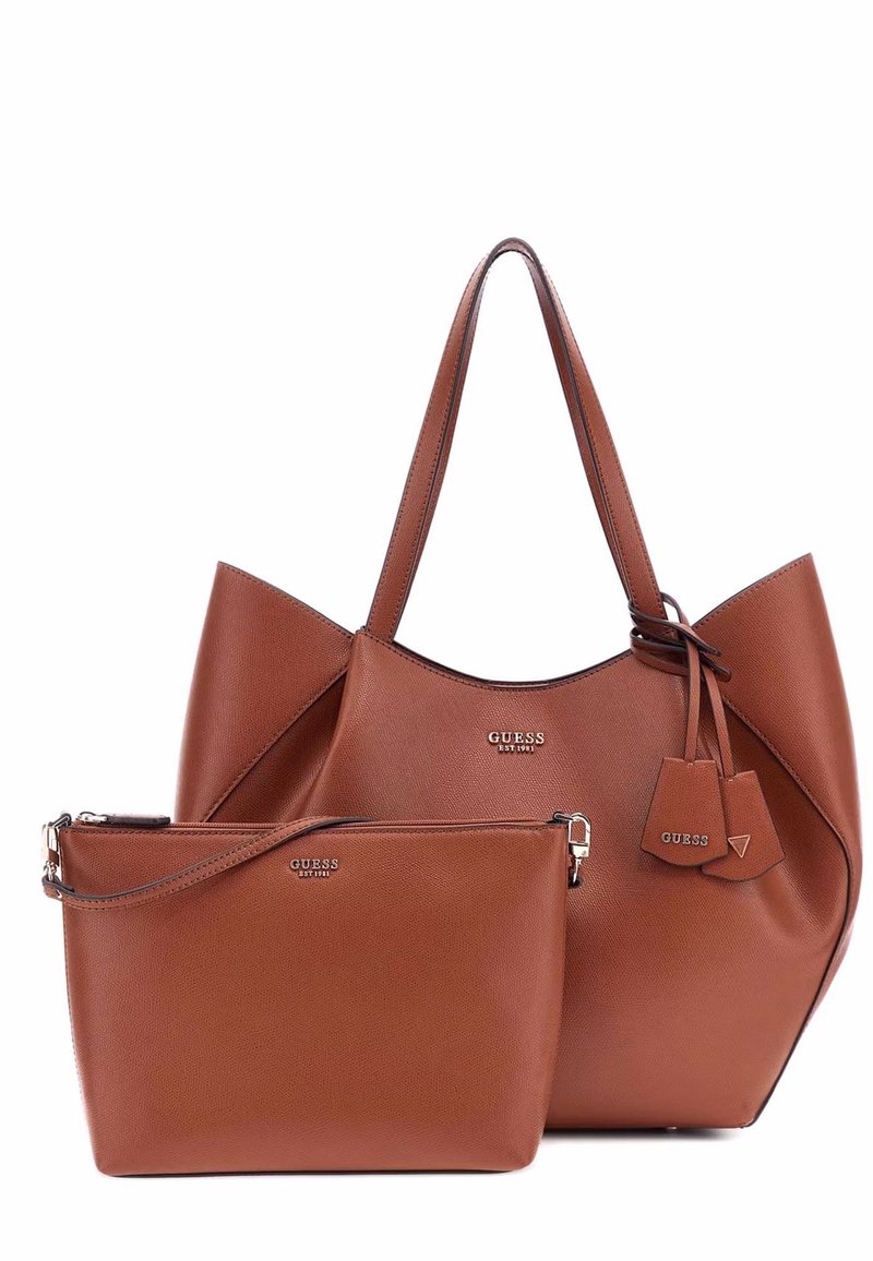 Sac fourre-tout en cuir texturé marron avec deux poignées et une petite pochette assortie. Présente un logo sur les deux sacs et une forme moderne et élégante.