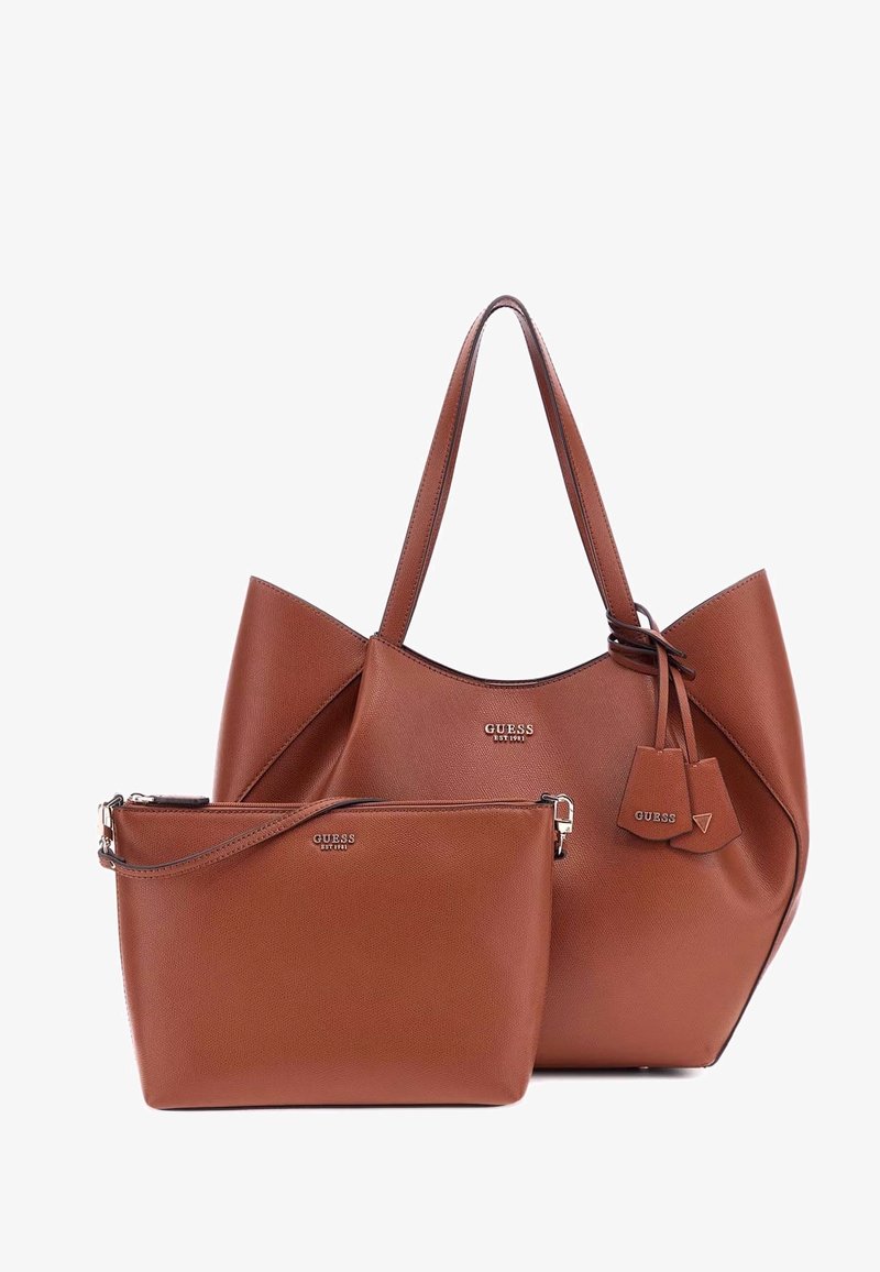 Sac fourre-tout en cuir texturé marron avec deux poignées et une petite pochette assortie. Présente un logo sur les deux sacs et une forme moderne et élégante.