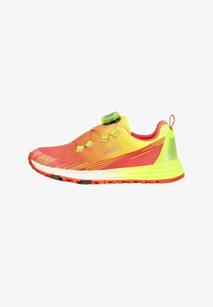 Zapato deportivo de colores naranja brillante y amarillo con interior rojo, sistema de cordones con dial verde y suela texturizada diseñada para correr o practicar deportes.