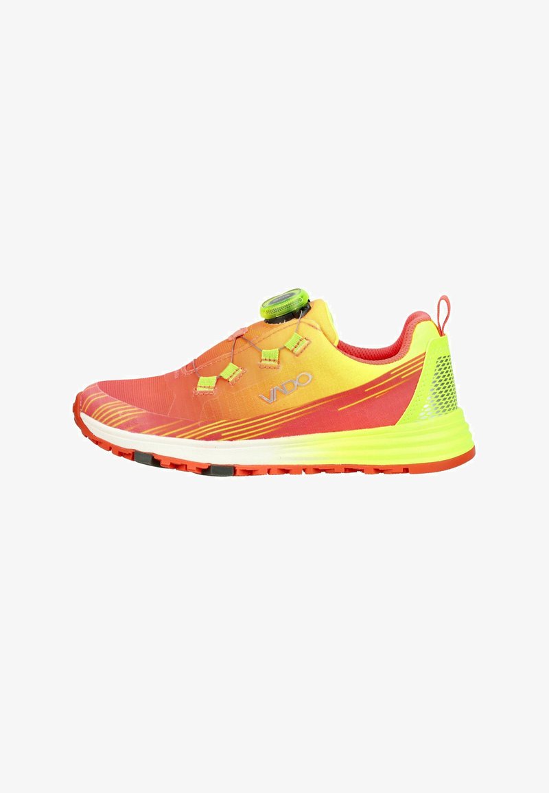 Zapato deportivo de colores naranja brillante y amarillo con interior rojo, sistema de cordones con dial verde y suela texturizada diseñada para correr o practicar deportes.