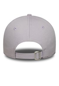Cappellino da baseball lilla con retro arrotondato, cinturino regolabile e dettagli ricamati. La texture del tessuto sembra liscia con minimali accenti.