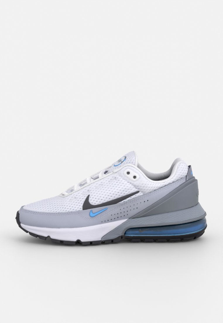 Baskets en maille blanche avec des accents gris, un swoosh Nike bleu et une semelle avec amorti visible. Présente une texture perforée et un système de laçage.