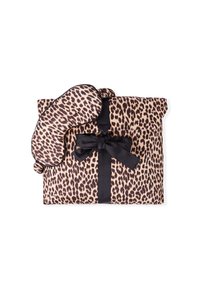 Set di mascherina per gli occhi e cuscino in seta con stampa leopardo, caratterizzato da un nastro di raso nero. Morbida texture e un design coerente.