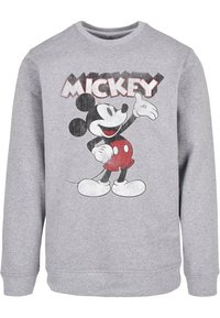 Grå hettegenser med et grafisk motiv av Mikke Mus i røde shorts. Designet inkluderer fete bokstaver i svart, med en børstet tekstur på stoffet.