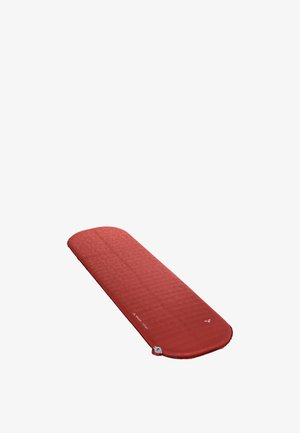 Rood zelfopblaasbaar kampeer slaapmatje met afgeronde randen en een getextureerd oppervlak, getoond op een witte achtergrond.