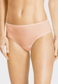Mutandine color pesco con una texture liscia e morbida e un design a vita alta. Presentano una cucitura minima e una silhouette senza cuciture.