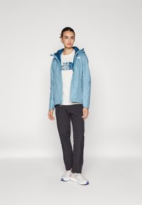 The North Face RELAXED EASY TEE - Apdrukāts T-krekls - white dune/midnight petrol