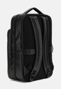 Zaino nero con design strutturato, realizzato in materiale sintetico testurizzato, dotato di spallacci in rete imbottiti e di una maniglia superiore per il trasporto.