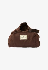 Brun kviltet taske lavet af nylon med syet detalje og et håndtag foroven. Har et cremefarvet mærke med teksten "THE FLAT LAY CO. LONDON".