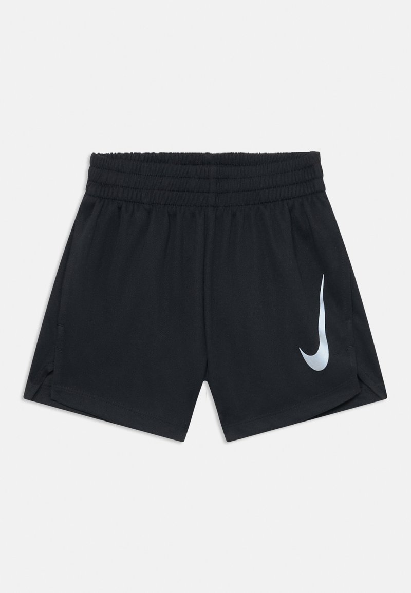 Shorts de sport noirs avec une taille élastique. Présente un logo Nike argenté sur le côté droit et des fentes sur le côté pour plus de mobilité. Texture lisse.