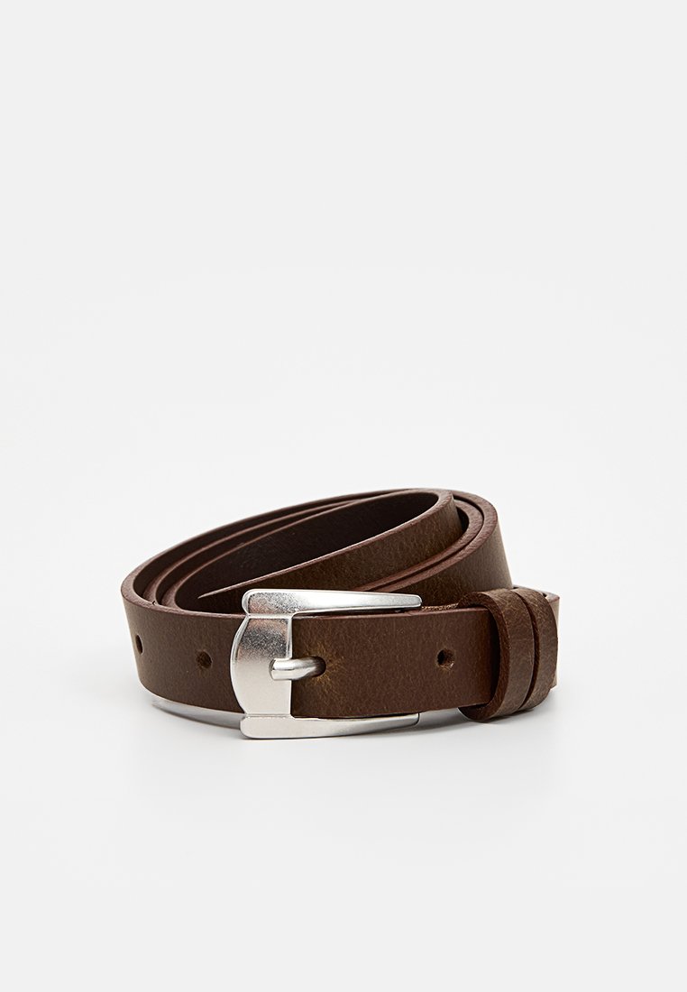 Une ceinture en cuir marron enroulée avec une boucle rectangulaire en argent et plusieurs trous de réglage sur un fond blanc.