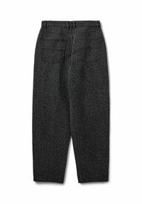 Črne kavbojke iz denima z nevsiljivim vzorcem leoparda, z visokim pasom, petimi žepi in zoženimi hlačnicami.