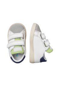 Zapatos de cuero blanco con correas ajustables de Velcro, con acentos en verde y azul marino. Lengüeta de gamuza suave y suela de goma texturizada.