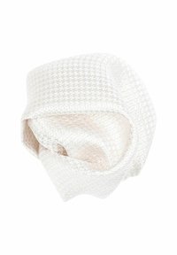 Chouchou en tissu blanc pâle avec un motif texturé et tissé. Il est froncé et possède un léger éclat, créant des plis doux.