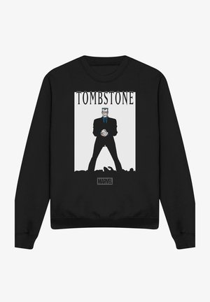 Schwarzer Sweatshirt mit Marvels Tombstone-Grafik, die einen bedrohlichen Mann im Anzug mit geballten Fäusten zeigt, der über Schattenfiguren steht.