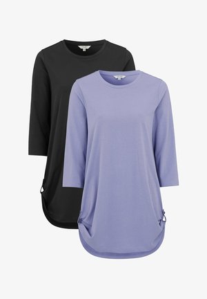 Kaksi pitkähihaista paitaa: yksi musta ja yksi vaalea laventeli. Molemmissa on pyöreä kaula-aukko ja sivuominaisuuksia soljilla, joita on valmistettu pehmeästä kankaasta.